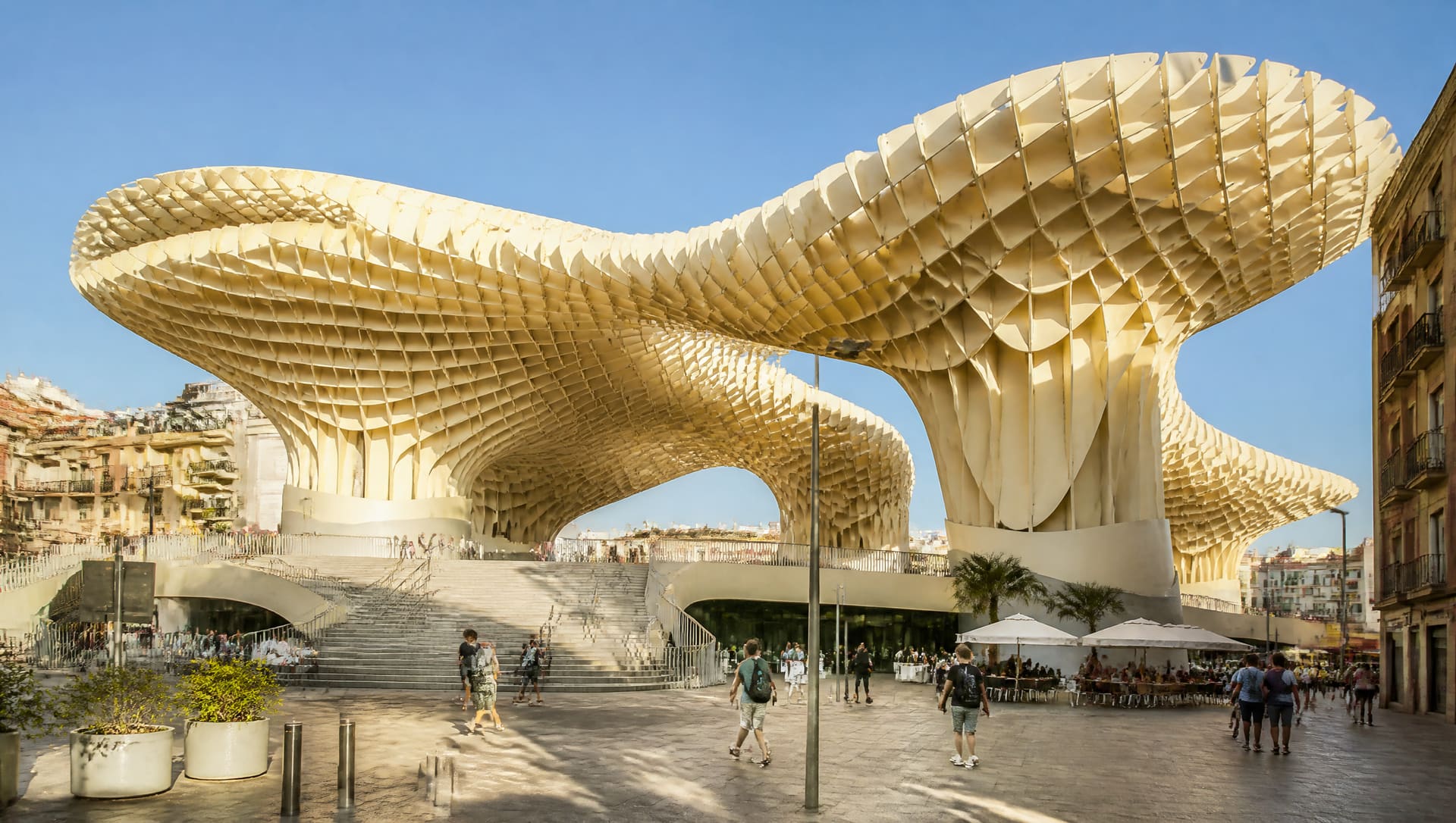Grande place architecturale animée sous le soleil